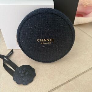 CHANEL Beauté Black and Gold make up pouch